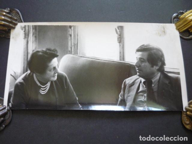 Fotograf&iacute;a antigua: PILAR PRIMO DE RIVERA ENTREVISTADA POR PERIODISTA ANTIGUA FOTOGRAFIA ORIGINAL 13 X 24,5 CM