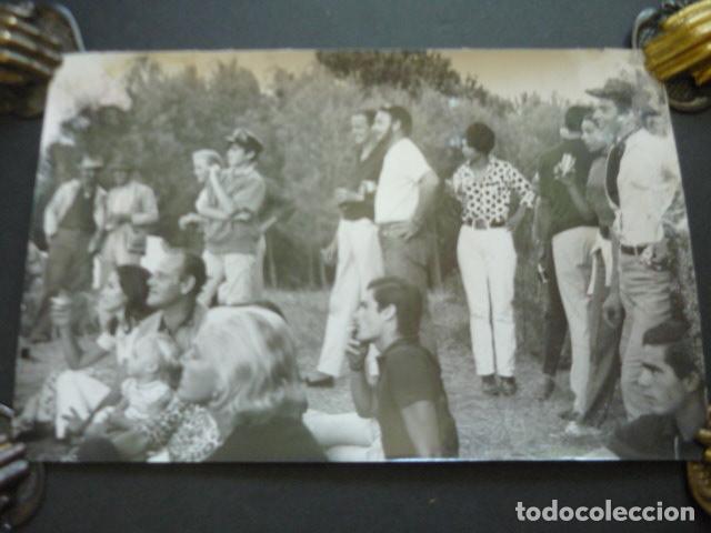 Fotograf&iacute;a antigua: MARBELLA MALAGA EL BARON THYSSEN Y EL PRINCIPE ALFONSO DE HOHENLOHE FOTOGRAFIA ORIGINAL 15 X 23 CM