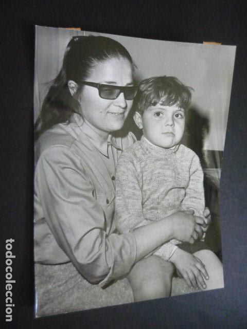 Fotograf&iacute;a antigua: PRESOS POLITICOS ETA TERRORISM FAMILIARES ENCERRADOS IGLESIA JESUITICA ANTIGUA FOTOGRAFIA 23 X 17 CM