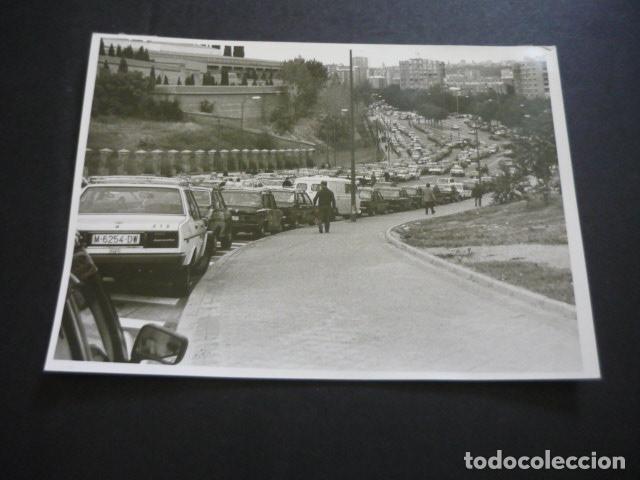 Fotograf&iacute;a antigua: MADRID MANIFESTACION POR EL ASESINATO TAXISTA TAXI ANTIGUA FOTOGRAFIA 13 X 18 CM
