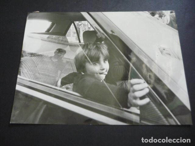 Fotograf&iacute;a antigua: ALCOBENDAS MADRID NI&Ntilde;O SECUESTRADO EN UN COCHE ANTIGUA FOTOGRAFIA 24 X 17 CM