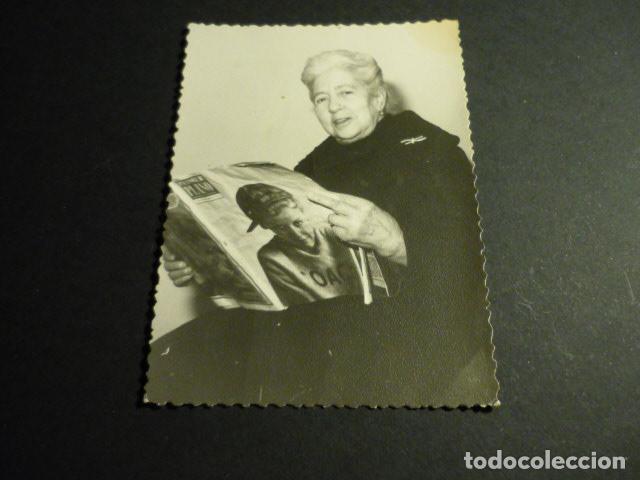 Fotograf&iacute;a antigua: MUJER LEYENDO LA REVISTA DE CINE PRIMER PLANO ANTIGUA FOTOGRAFIA 7 X 10 CM