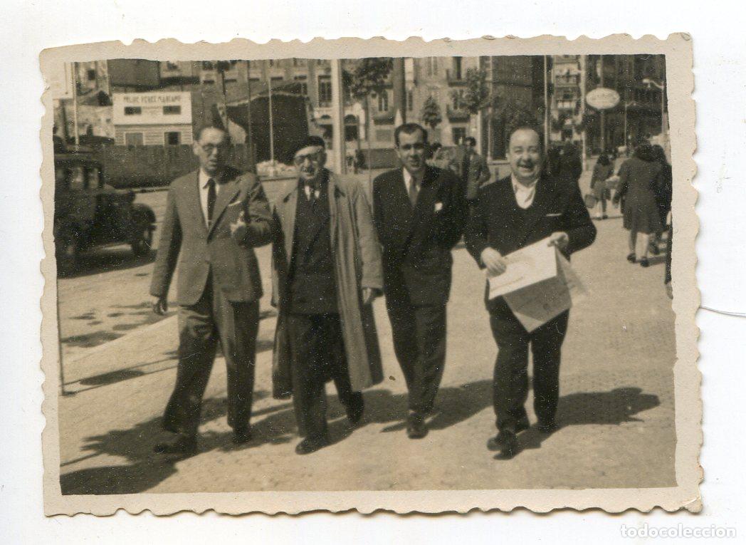 Fotograf&iacute;a antigua: Santander. Cuatro caballeros retratados por un minutero en calle a identificar. Foto Vallina, 1947