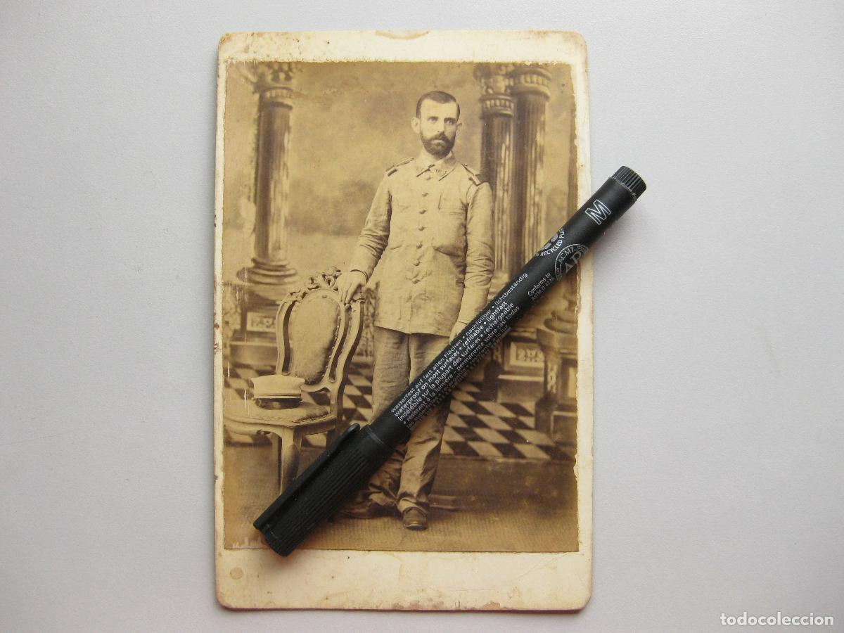 Photographie ancienne: FOTOGRAF&Iacute;A DE UN OFICIAL DE CAZADORES DE INFANTER&Iacute;A. FOT&Oacute;GRAFO PI&Ntilde;ON. BINONDO. MANILA. FILIPINAS