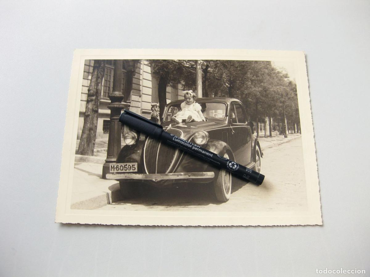 Fotograf&iacute;a antigua: Fotograf&iacute;a de un fiat 1100 en Madrid con una ni&ntilde;a en el cap&oacute;.