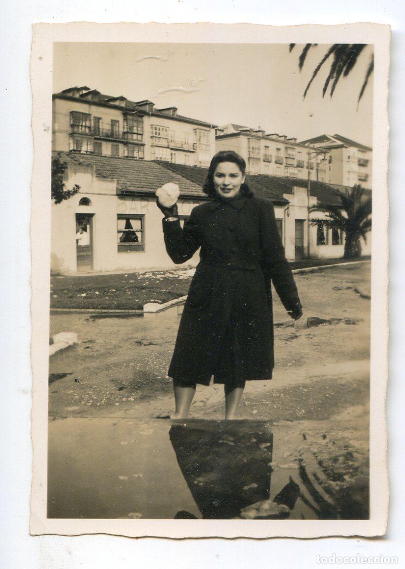 Fotograf&iacute;a antigua: Se&ntilde;orita con bola de nieve, ante los pabellones provisionales de los jardines de Pereda 1944