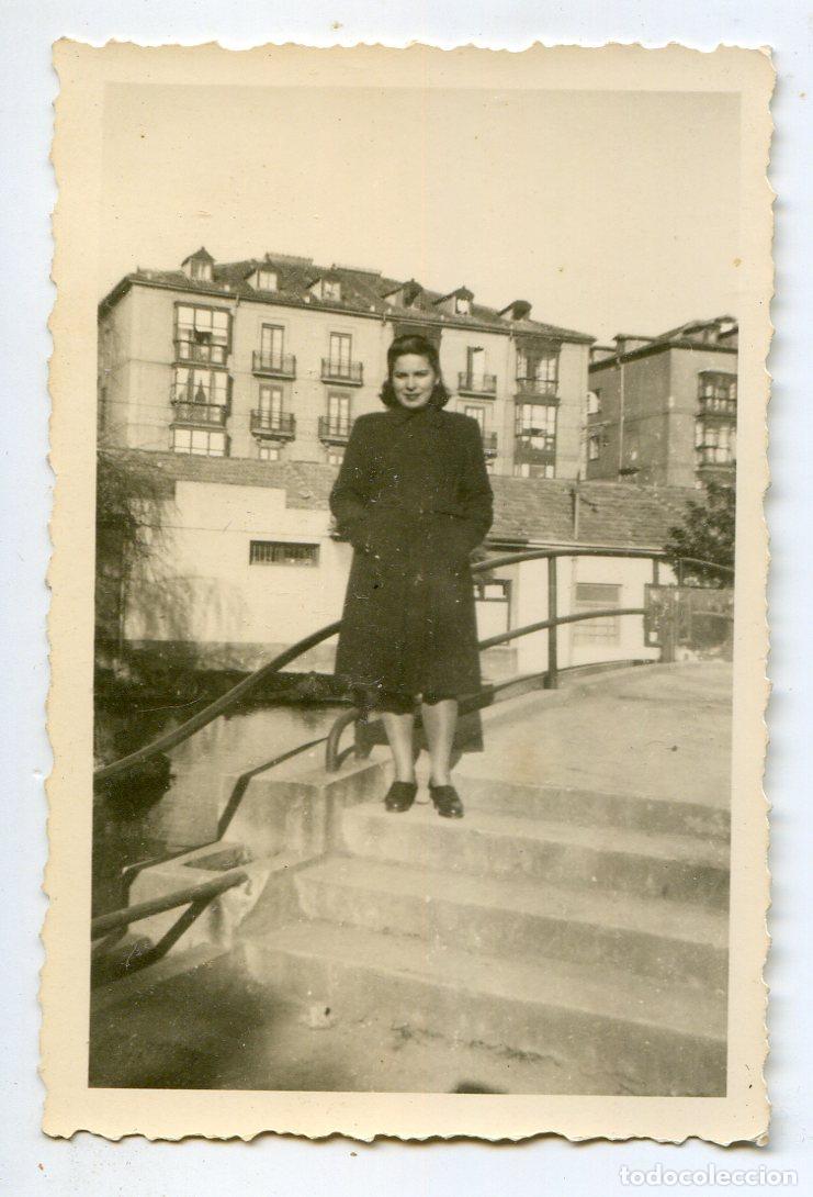 Fotograf&iacute;a antigua: Santander, puente del estanque de los Jardines de Pereda, con pabellones del incendio detr&aacute;s 1944