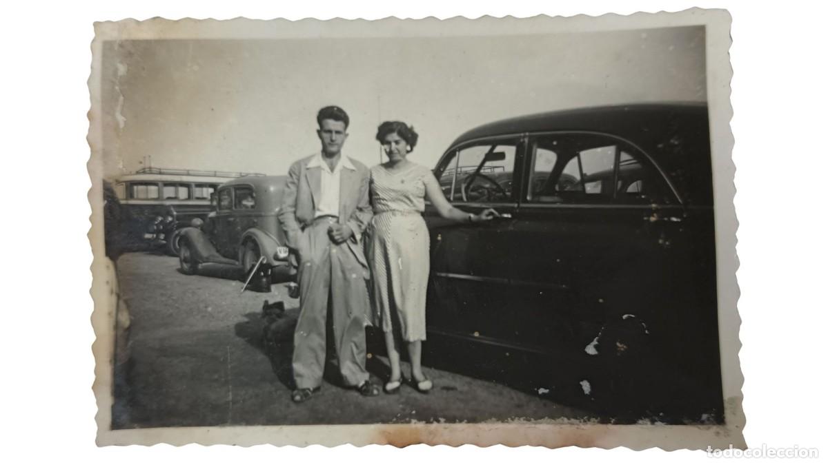 Fotograf&iacute;a antigua: FOTOGRAF&Iacute;A ANTIGUA PAREJA JUNTO A AUTOM&Oacute;VILES CL&Aacute;SICOS EN BLANCO Y NEGRO - A&Ntilde;OS 30/40