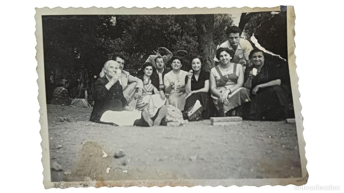 Fotograf&iacute;a antigua: FOTOGRAF&Iacute;A ANTIGUA DE GRUPO EN MERIENDA CAMPESTRE BAJO ARBOLADO - A&Ntilde;OS 40/50