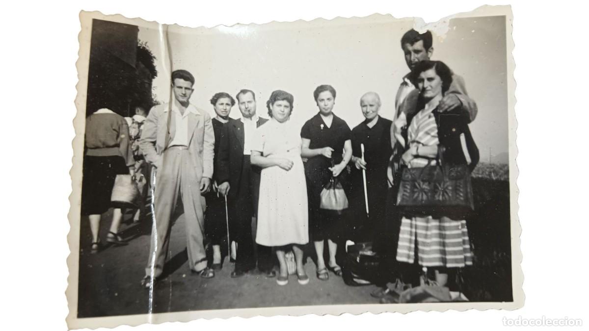 Fotograf&iacute;a antigua: FOTOGRAF&Iacute;A ANTIGUA DE GRUPO FAMILIAR EN ESCENA CALLEJERA - A&Ntilde;OS 40/50