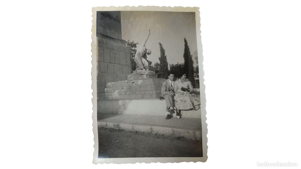 Fotograf&iacute;a antigua: FOTOGRAF&Iacute;A ANTIGUA DE PAREJA JUNTO A MONUMENTO ESCULT&Oacute;RICO - A&Ntilde;OS 20/30