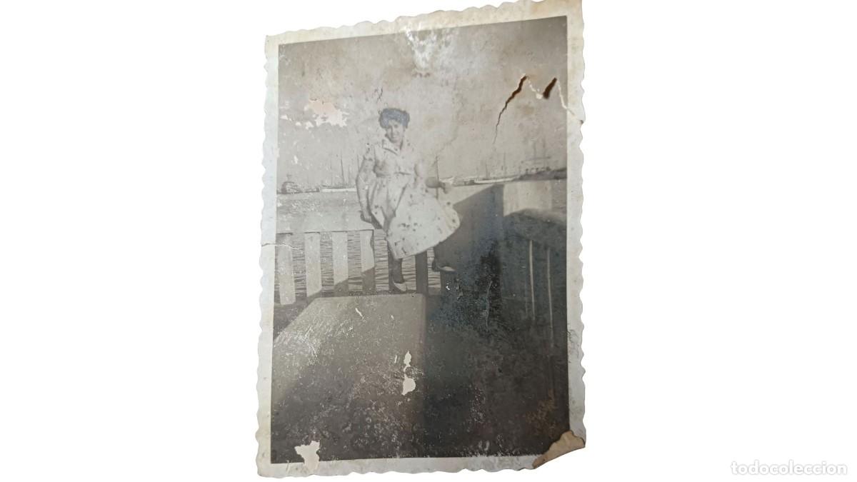 Fotograf&iacute;a antigua: FOTOGRAF&Iacute;A ANTIGUA DE MUJER EN MUELLE PORTUARIO - A&Ntilde;OS 20/30