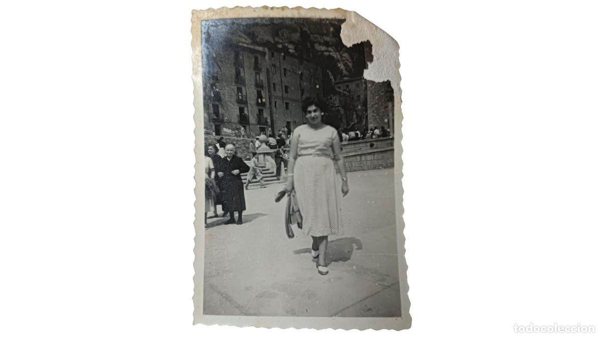 Fotograf&iacute;a antigua: FOTOGRAF&Iacute;A ANTIGUA DE MUJER PASEANDO EN PLAZA HIST&Oacute;RICA - A&Ntilde;OS 20/30