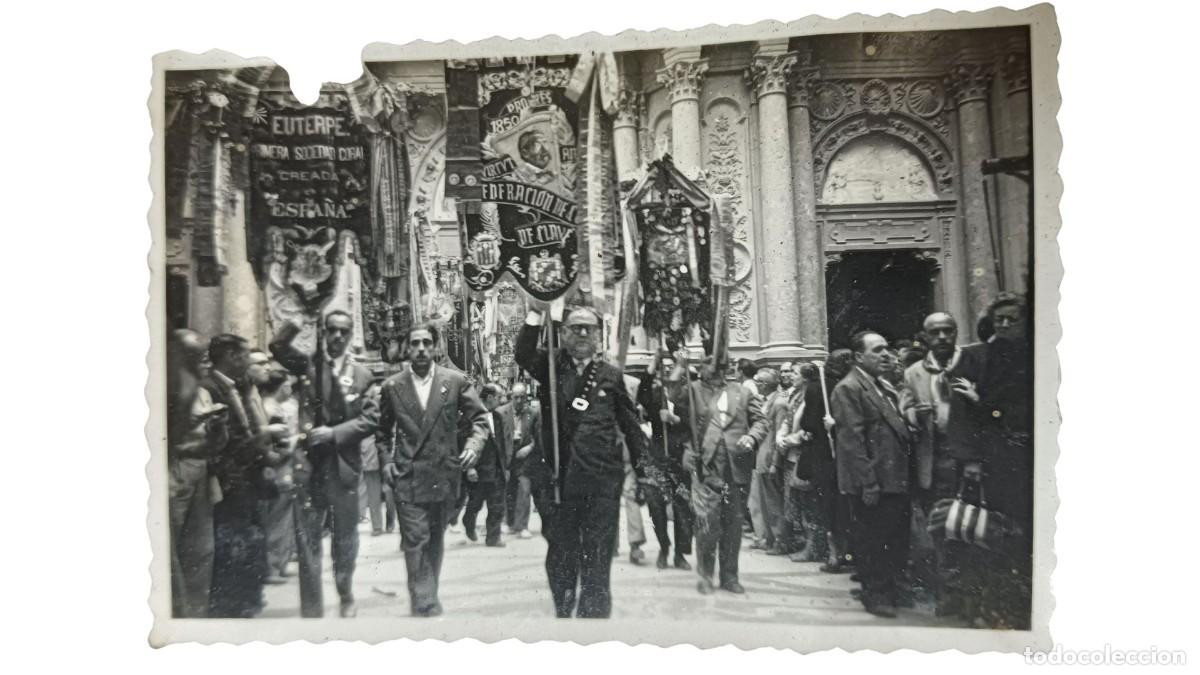 Fotograf&iacute;a antigua: FOTOGRAF&Iacute;A ANTIGUA DE DESFILE DE LA FEDERACI&Oacute;N DE COROS CLAV&Eacute; CON ESTANDARTE - A&Ntilde;OS 40/50