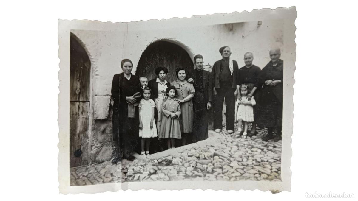 Fotograf&iacute;a antigua: FOTOGRAF&Iacute;A ANTIGUA DE FAMILIA RURAL FRENTE A PORTALADA DE PIEDRA - A&Ntilde;OS 20/30