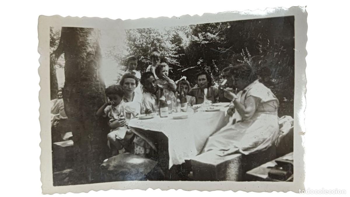 Fotograf&iacute;a antigua: FOTOGRAF&Iacute;A ANTIGUA DE FAMILIA EN COMIDA CAMPESTRE JUNTO A MESA CON MANTEL - A&Ntilde;OS 20/30