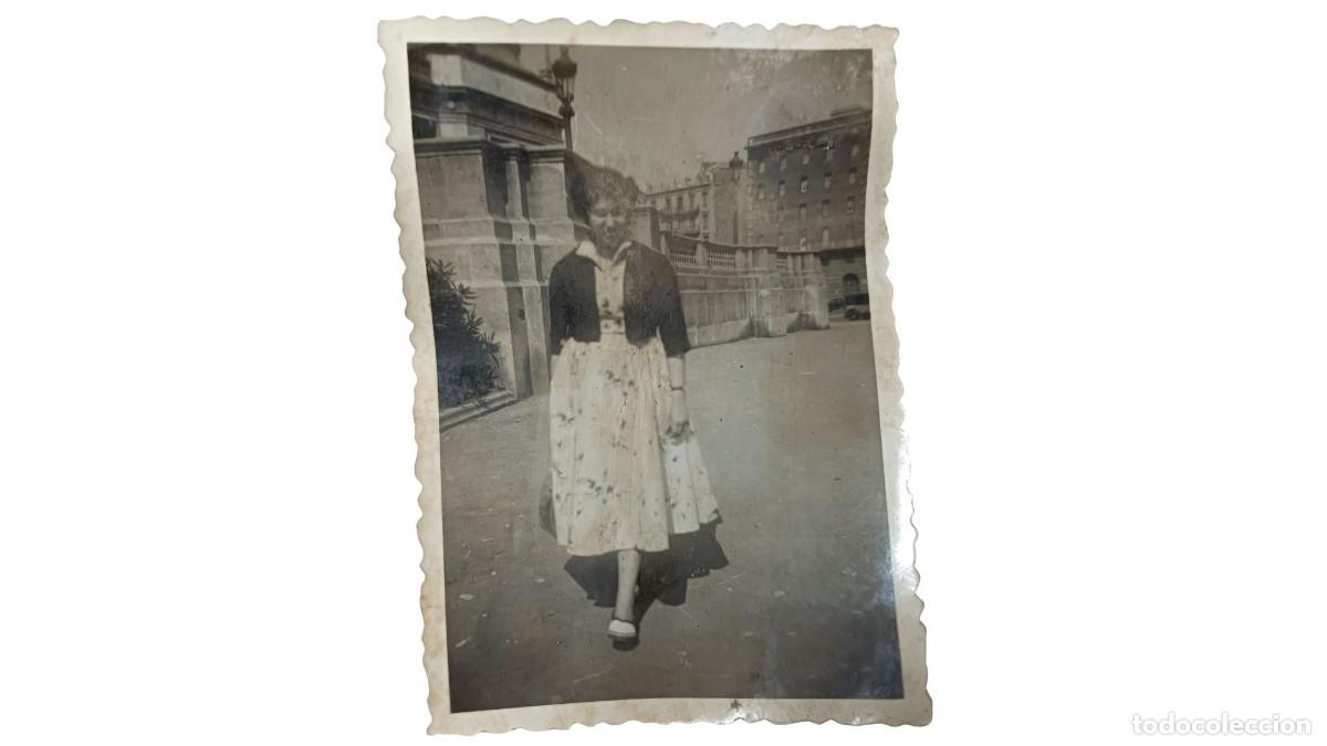 Fotograf&iacute;a antigua: FOTOGRAF&Iacute;A ANTIGUA DE MUJER PASEANDO JUNTO A BALAUSTRADA URBANA - A&Ntilde;OS 20/30