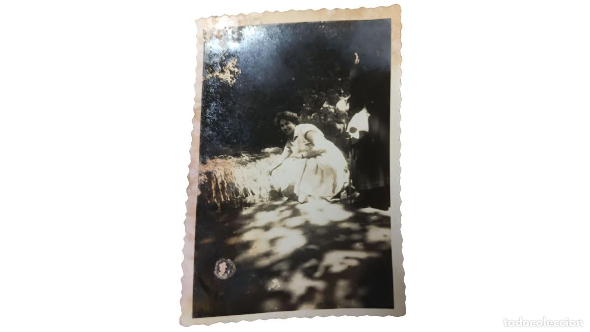 Fotograf&iacute;a antigua: FOTOGRAF&Iacute;A ANTIGUA DE MUJER JUNTO A ARROYO EN JARD&Iacute;N ARBOLADO - A&Ntilde;OS 20/30