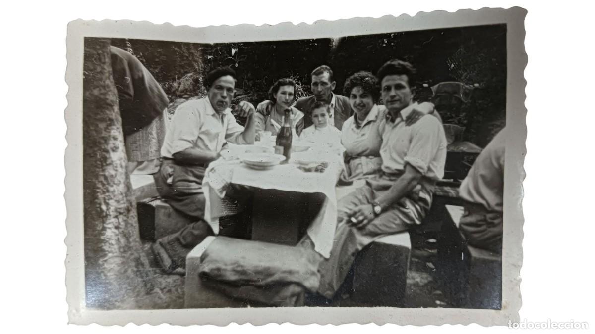 Fotograf&iacute;a antigua: FOTOGRAF&Iacute;A ANTIGUA DE FAMILIA EN COMIDA CAMPESTRE JUNTO A MESA DE PIEDRA - A&Ntilde;OS 20/30