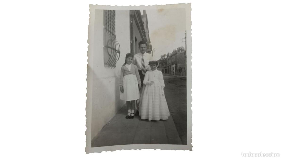 Fotograf&iacute;a antigua: FOTOGRAF&Iacute;A ANTIGUA DE NI&Ntilde;A DE COMUNI&Oacute;N CON PADRE Y HERMANA EN CALLE - A&Ntilde;OS 20/30