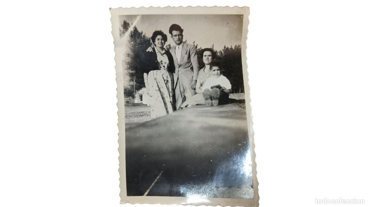 Fotograf&iacute;a antigua: FOTOGRAF&Iacute;A ANTIGUA DE FAMILIA CON NI&Ntilde;O EN CAMINO RURAL ARBOLADO - A&Ntilde;OS 20/30