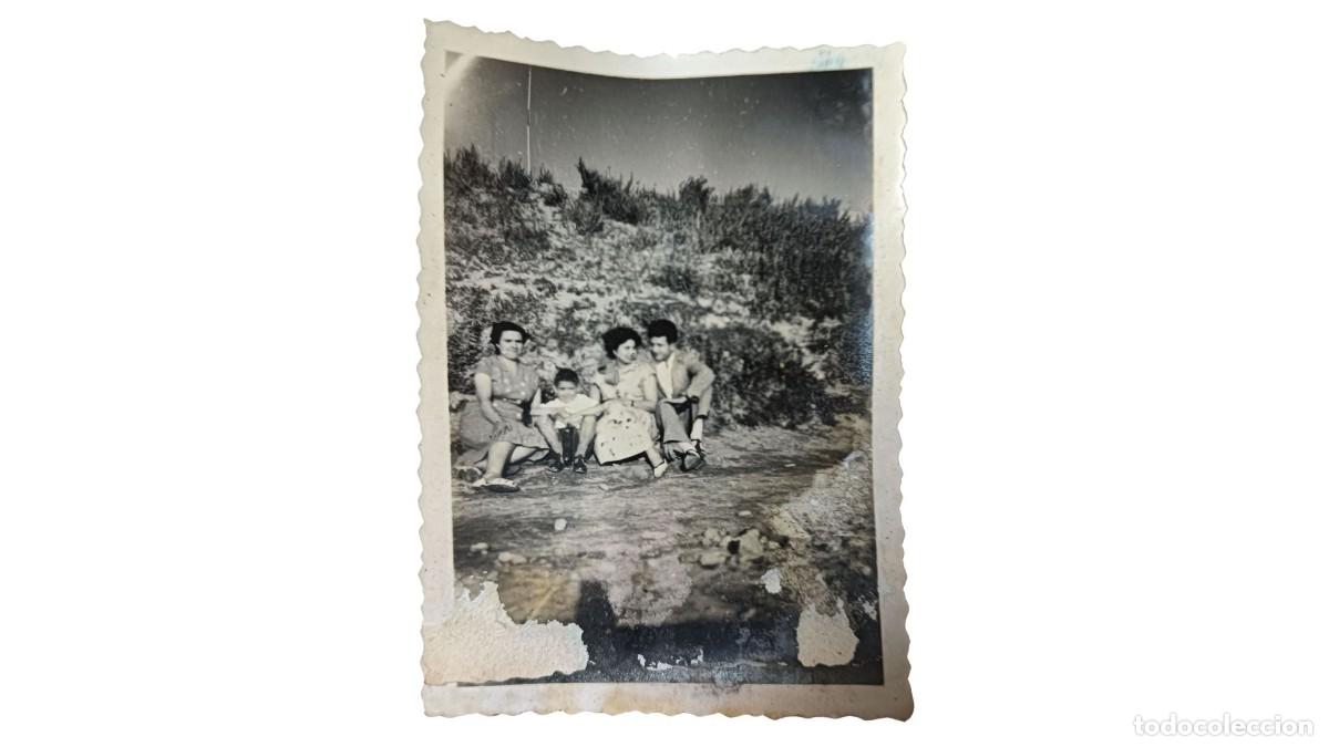 Fotograf&iacute;a antigua: FOTOGRAF&Iacute;A ANTIGUA DE FAMILIA SENTADA EN LADERA DE MATORRAL COSTERO - A&Ntilde;OS 20/30