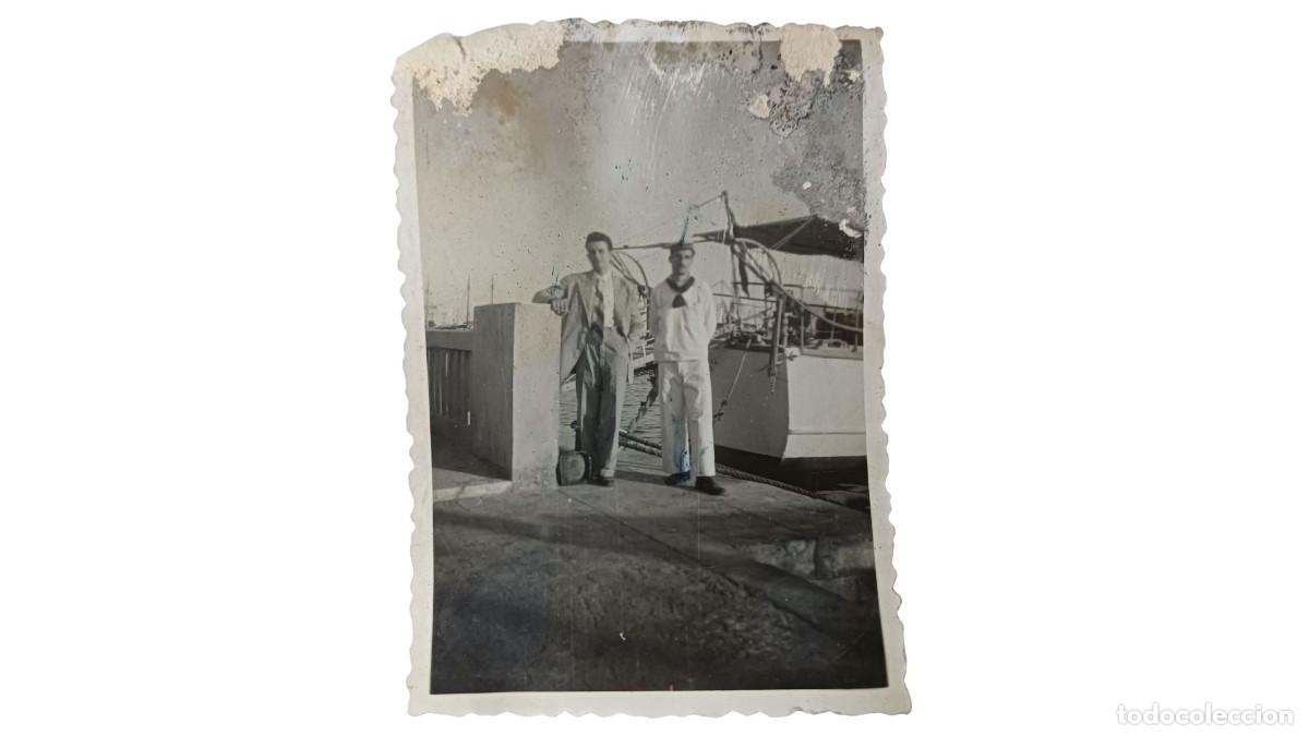 Fotograf&iacute;a antigua: FOTOGRAF&Iacute;A ANTIGUA DE MARINERO Y ACOMPA&Ntilde;ANTE EN MUELLE PORTUARIO - A&Ntilde;OS 20/30