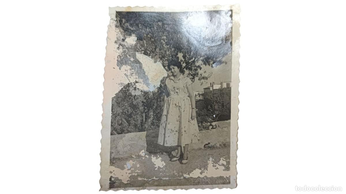 Fotograf&iacute;a antigua: FOTOGRAF&Iacute;A ANTIGUA DE MUJER BAJO &Aacute;RBOL EN AZOTEA URBANA - A&Ntilde;OS 20/30