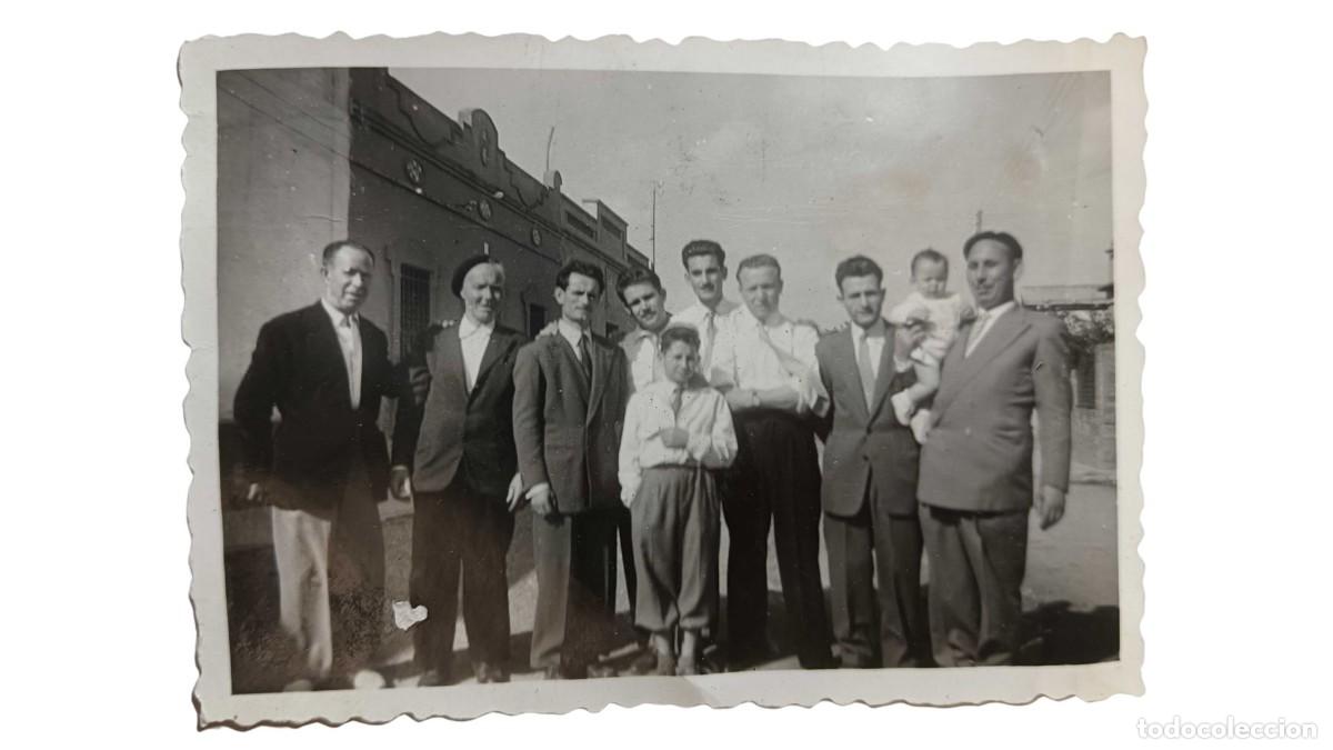 Fotograf&iacute;a antigua: FOTOGRAF&Iacute;A ANTIGUA DE GRUPO DE HOMBRES CON BEB&Eacute; EN CALLE URBANA - A&Ntilde;OS 20/30