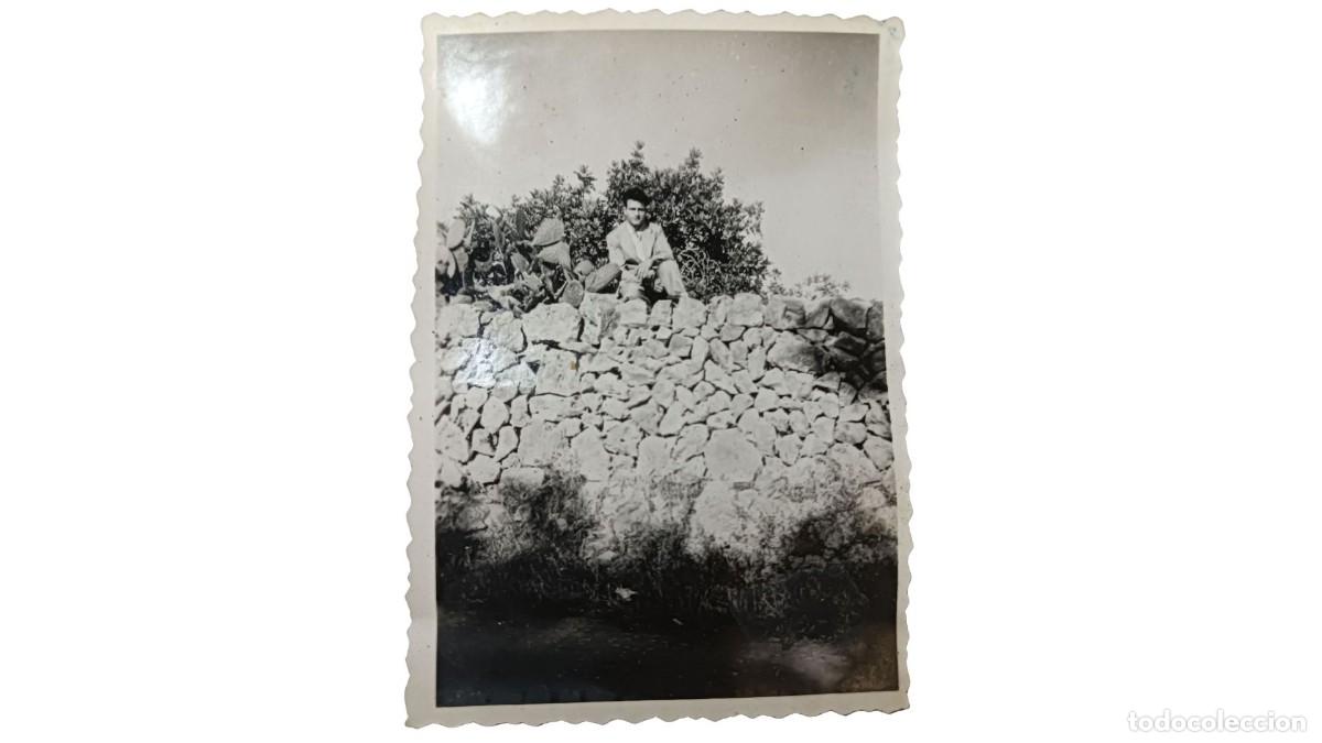 Fotograf&iacute;a antigua: FOTOGRAF&Iacute;A ANTIGUA DE HOMBRE SENTADO SOBRE MURO DE PIEDRA SECA JUNTO A CHUMBERAS - A&Ntilde;OS 20/30