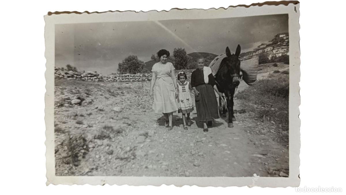 Fotograf&iacute;a antigua: FOTOGRAF&Iacute;A ANTIGUA DE TRES GENERACIONES CON BURRO EN CAMINO RURAL - A&Ntilde;OS 20/30
