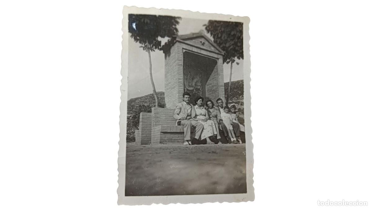 Fotograf&iacute;a antigua: FOTOGRAF&Iacute;A ANTIGUA DE FAMILIA JUNTO A HORNACINA RELIGIOSA DE CAMINO - A&Ntilde;OS 20/30