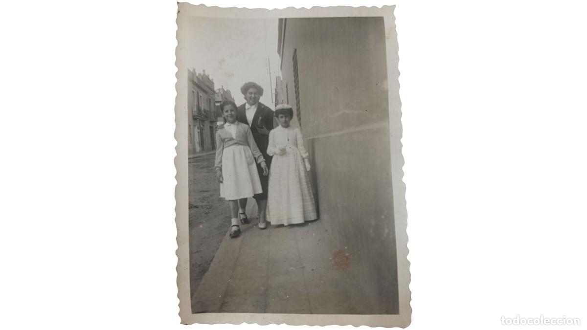 Fotograf&iacute;a antigua: FOTOGRAF&Iacute;A ANTIGUA DE NI&Ntilde;A DE COMUNI&Oacute;N CON MADRE Y HERMANA EN CALLE - A&Ntilde;OS 20/30