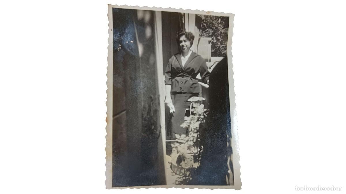 Fotograf&iacute;a antigua: FOTOGRAF&Iacute;A ANTIGUA DE MUJER ELEGANTE JUNTO A JARDINERA DE FLORES EN PATIO - A&Ntilde;OS 20/30