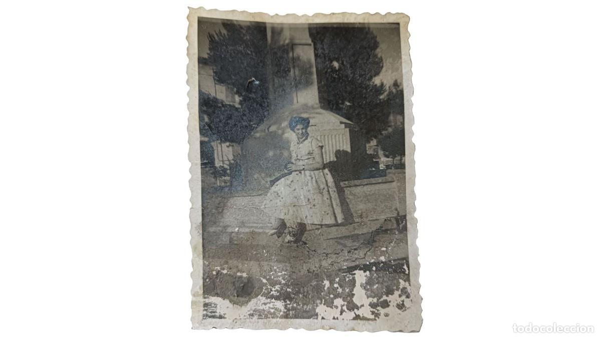 Fotograf&iacute;a antigua: FOTOGRAF&Iacute;A ANTIGUA DE MUJER SENTADA EN JARD&Iacute;N CON ARBOLADO - A&Ntilde;OS 20/30