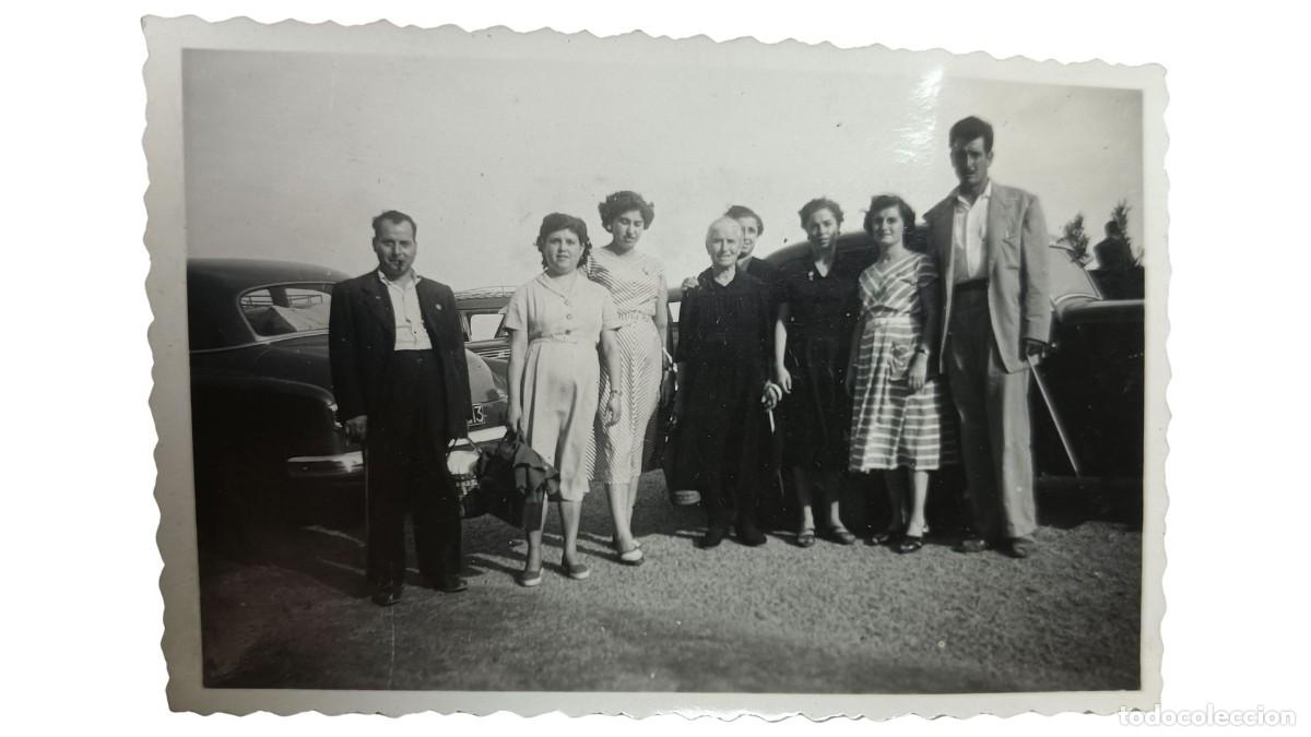 Fotograf&iacute;a antigua: FOTOGRAF&Iacute;A ANTIGUA DE GRUPO FAMILIAR JUNTO A AUTOM&Oacute;VILES CL&Aacute;SICOS - A&Ntilde;OS 20/30