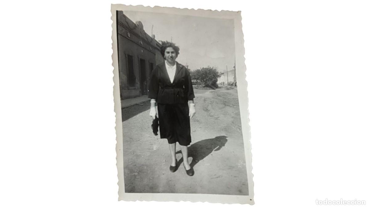 Fotograf&iacute;a antigua: FOTOGRAF&Iacute;A ANTIGUA DE MUJER ELEGANTE CAMINANDO POR CALLE DE TIERRA - A&Ntilde;OS 20/30