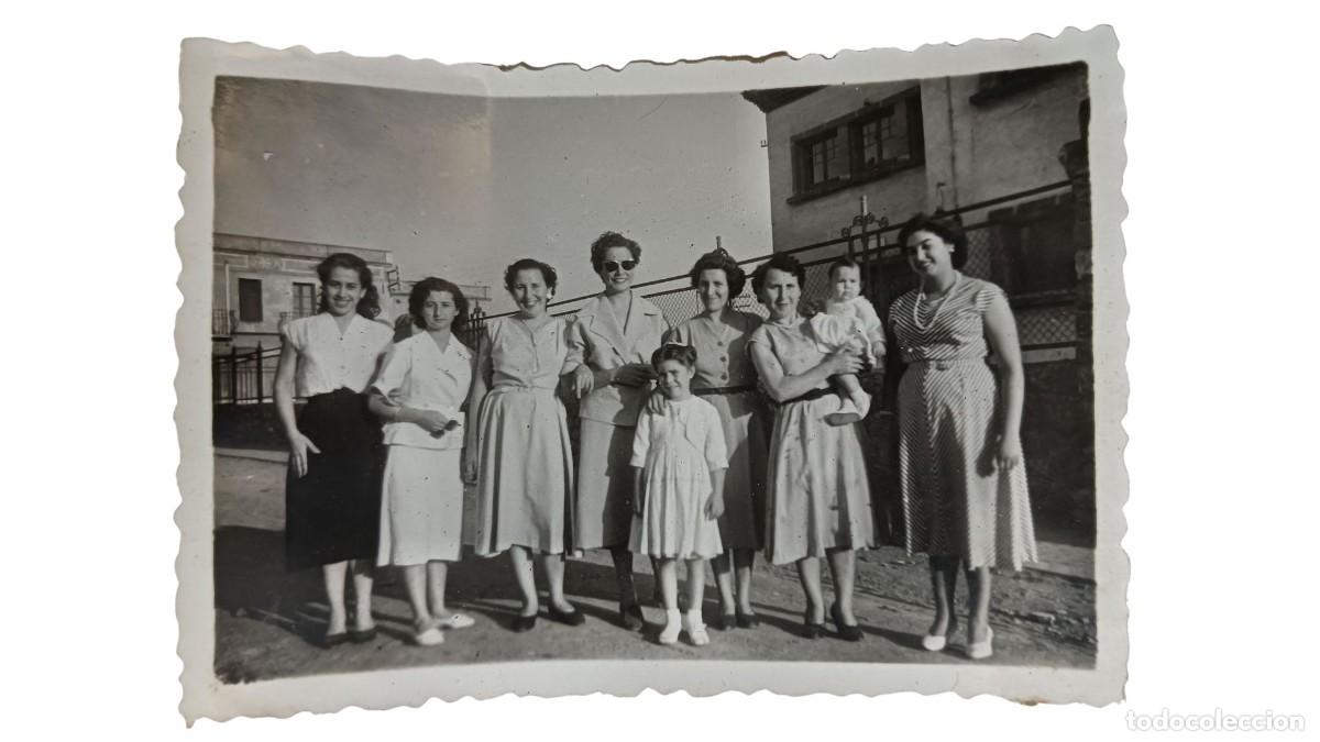 Fotograf&iacute;a antigua: FOTOGRAF&Iacute;A ANTIGUA DE GRUPO DE MUJERES CON NI&Ntilde;OS EN TERRAZA URBANA - A&Ntilde;OS 40/50