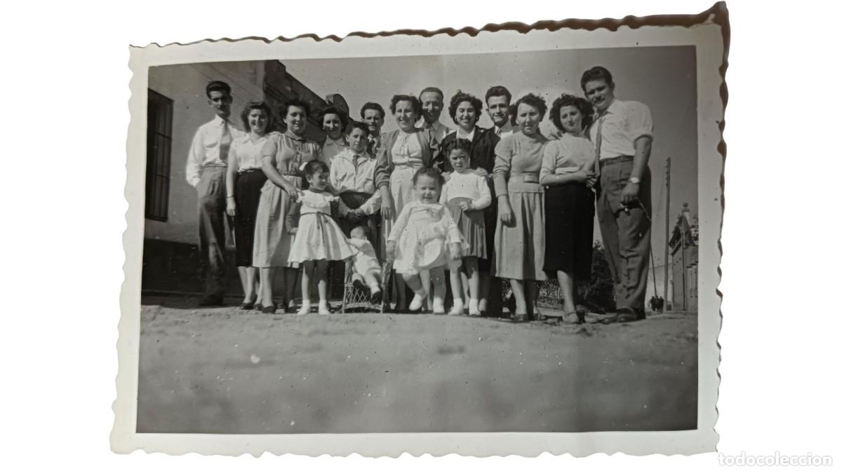 Fotograf&iacute;a antigua: FOTOGRAF&Iacute;A ANTIGUA DE GRAN GRUPO FAMILIAR CON NI&Ntilde;OS EN EXTERIOR - A&Ntilde;OS 40/50