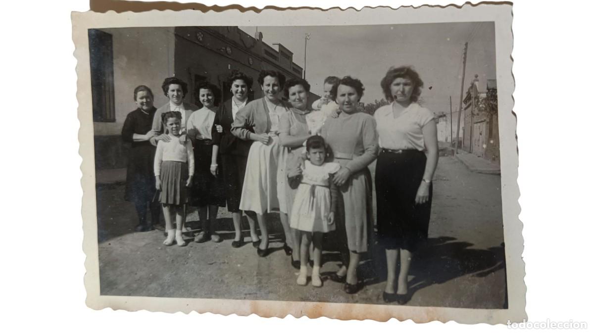 Fotograf&iacute;a antigua: FOTOGRAF&Iacute;A ANTIGUA DE GRAN GRUPO FAMILIAR CON NI&Ntilde;OS EN EXTERIOR - A&Ntilde;OS 40/50