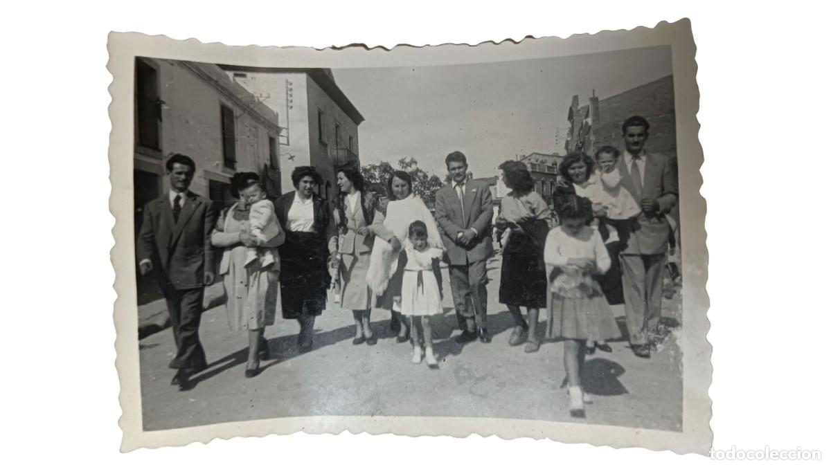 Fotograf&iacute;a antigua: FOTOGRAF&Iacute;A ANTIGUA DE COMITIVA FAMILIAR CAMINANDO POR CALLE DE PUEBLO - A&Ntilde;OS 40/50