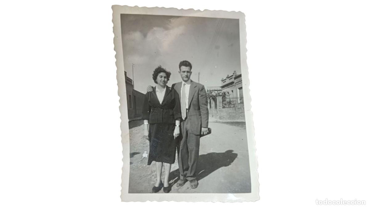 Fotograf&iacute;a antigua: FOTOGRAF&Iacute;A ANTIGUA DE PAREJA EN CALLE URBANA - A&Ntilde;OS 40/50