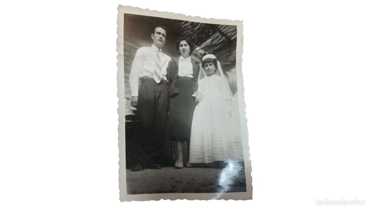 Fotograf&iacute;a antigua: FOTOGRAF&Iacute;A ANTIGUA DE NI&Ntilde;A DE COMUNI&Oacute;N CON PADRES BAJO PORCHE R&Uacute;STICO - A&Ntilde;OS 40/50