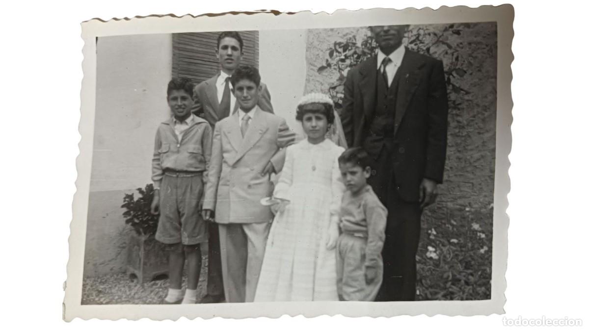 Fotograf&iacute;a antigua: FOTOGRAF&Iacute;A ANTIGUA DE NI&Ntilde;A DE COMUNI&Oacute;N CON HERMANOS Y PADRE - A&Ntilde;OS 40/50