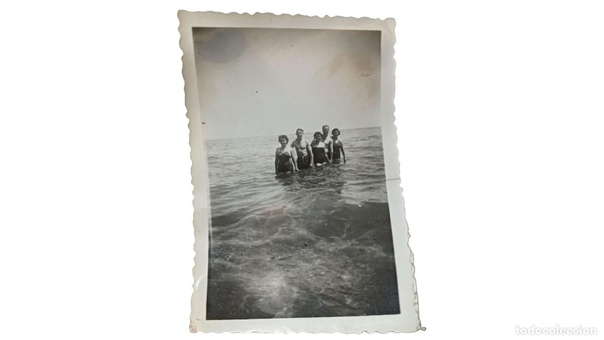 Fotograf&iacute;a antigua: FOTOGRAF&Iacute;A ANTIGUA DE GRUPO BA&Ntilde;&Aacute;NDOSE EN EL MAR - A&Ntilde;OS 20/30