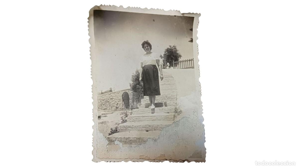 Fotograf&iacute;a antigua: FOTOGRAF&Iacute;A ANTIGUA DE MUJER BAJANDO ESCALINATA DE JARD&Iacute;N AJARDINADO - A&Ntilde;OS 20/30