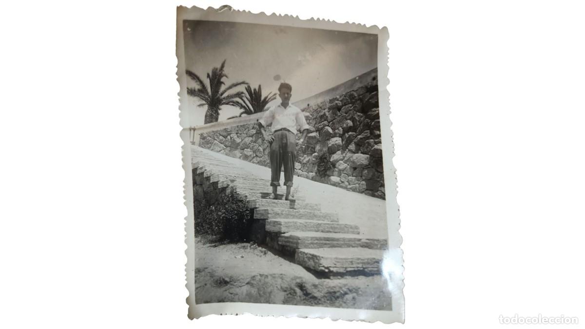Fotograf&iacute;a antigua: FOTOGRAF&Iacute;A ANTIGUA DE HOMBRE EN ESCALINATA DE PIEDRA CON PALMERAS - A&Ntilde;OS 20/30