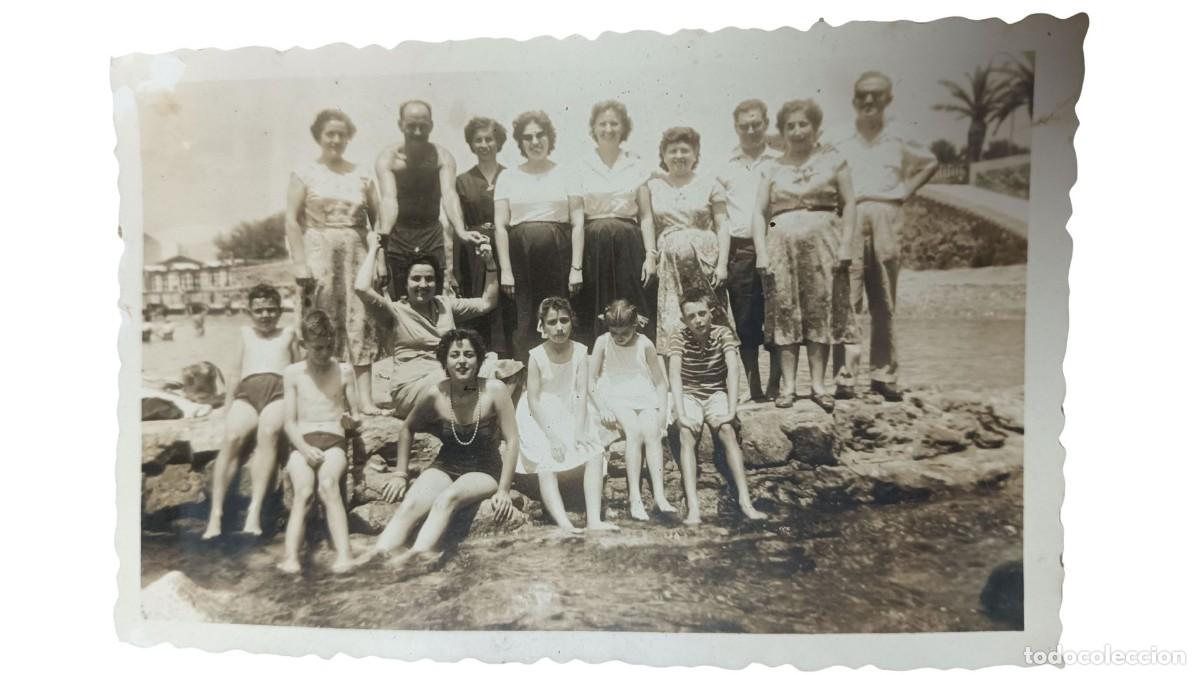 Fotograf&iacute;a antigua: FOTOGRAF&Iacute;A ANTIGUA DE GRAN GRUPO FAMILIAR EN PLAYA ROCOSA - A&Ntilde;OS 20/30