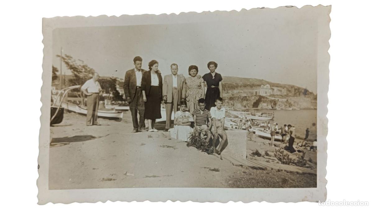 Fotograf&iacute;a antigua: FOTOGRAF&Iacute;A ANTIGUA DE FAMILIA EN CALA PESQUERA CON BARCAS - A&Ntilde;OS 40/50