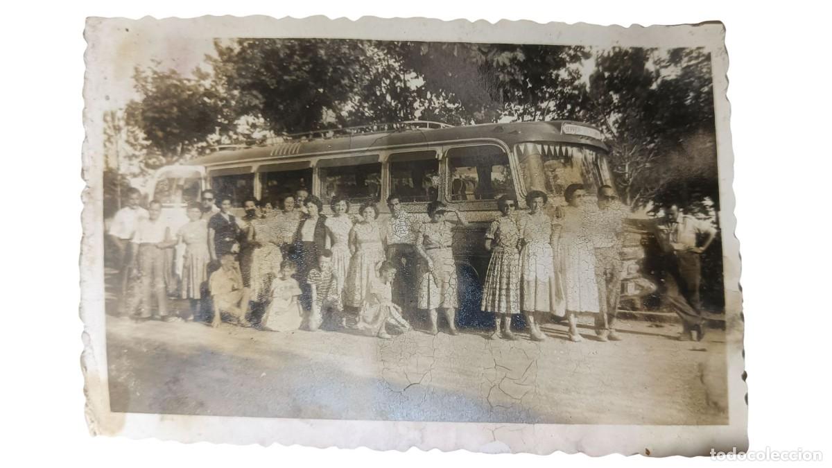 Fotograf&iacute;a antigua: FOTOGRAF&Iacute;A ANTIGUA DE EXCURSI&Oacute;N EN AUTOCAR CON GRUPO NUMEROSO - A&Ntilde;OS 40/50